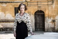 Father Brown – Das Dienstmädchen der strengen Lady Davina (Frances Barber) wurde ermordet. Sie ist jedoch nicht sonderlich daran interessiert, den Fall aufzuklären, denn sie hat ein eigenes Geheimnis, das sie schützen will.