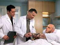 In aller Freundschaft – Arne Kondmann (Paul Maaß, rechts) leidet unter Hepatitis B. Auf der Suche nach der Ursache finden Dr. Roland Heilmann (Thomas Rühmann, Mitte) und Dr. Philipp Brentano (Thomas Koch) ein entzündetes Tattoo. Arne hat sich wahrscheinlich in einem Tattoostudio angesteckt, doch Arne will den Namen des Studios nicht preisgeben.
