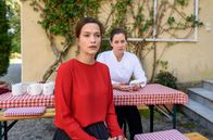 Sturm der Liebe – Schockiert erfährt Eva (Uta Kargel, v.) von Tinas (Christin Balogh, h.) Geheimnis.