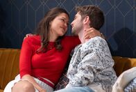 Sturm der Liebe – Maxi (Katharina Scheuba, li.) freut sich über ihr Glück mit Henry (Elias Reichert, re.).