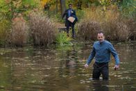 Elementary – Ein Fluss, der genau zwischen zwei Verwaltungsgebieten verläuft, könnte die Lösung für den neusten Fall von Holmes (Johnny Lee Miller, r.) und Bell (Jon Michael Hill, l.) sein ...