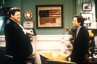 Chaos City – Mike (Michael J. Fox, r.) hat es geschafft, den Multimillionär Dan Donaldson (George Wendt, l.) zu überzeugen, ein völlig heruntergekommenes Altenheim zu kaufen und zu sanieren.