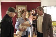 Rentnercops – Als Edwin (Tilo Prückner, l.) und Günter (Wolfgang Winkler, r.) Brenners Witwe (Hannah von Peinen, M.) vom Tod ihres Mannes unterrichten, hat diese ihn noch gar nicht vermisst. Als Vertreter war er ständig unterwegs und hat seine Frau und die vier Töchter (mit Tabea Willemsen, h.l. und Emmi Charlotte Hoffmann, h.r.) so gut wie nie gesehen.