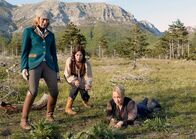 Winnetous Weiber – Die beschwerliche Reise verlangt Elisabeth (Maren Kroymann, li.), Maren (Nina Kronjäger) und Gabriele (Floriane Daniel, re.) einiges ab.