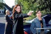 Wilde Engel – (v.li.) Lena (Eva Habermann), Franziska (Susann Uplegger) und Rabe (Birgit Stauber) jagen den Industriespion "Sokrates", der schon seit Jahren von Grossmann gesucht wird.