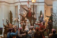 Mary Poppins' Rückkehr – Jack (Lin-Manuel Miranda) Mary Poppins (Emily Blunt) und die Banks-Kinder mit einer Besatzung von Straßenlampenscheinwerfern in der Cherry Tree Lane 17