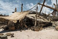 Black Sails – John Silver (Luke Arnold) wurde am Strand gefangen genommen. Israel Hands, ein ehemaliger Weggefährte von Edward Teach, entpuppt sich als Entführer ...