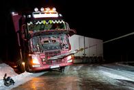 Ice Road Rescue - Extremrettung in Norwegen – Norwegian roads have recently opened up for bigger and heavier trucks and in Overhalla. One of these mega-trucks slides off the road. Just in time for a newly recovered Jo Roger, alongside his son Ole Henrik, take on this historic rescue. (National Geographic)
