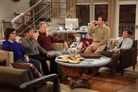 Two and a Half Men – Feiern die bevorstehende Vaterschaft mit einem ganz besonderen Herrenabend: Walden (Ashton Kutcher, r.), Alan (Jon Cryer, 2.v.r.) Barry (Clark Duke, l.), Larry (D.B. Sweeney, 2.v.l.) und Herb (Ryan Stiles, M.) ...