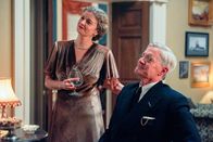 Atlantic Crossing – Missy LeHand (Lucy Russell) und Franklin (Kyle MacLachlan) begrüßen am Weihnachtsabend ihre Gäste.