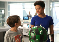 Extant – Ethan (Pierce Gagnon, l.) und Lucy (Kiersey Clemons, r.) sorgen bei Julie und Charlie für eine Diskussion über Ethik und Moral ...