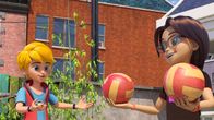 Power Players – Zoe will Axel ein paar Balltricks zeigen.