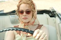 The Help – 1962 kehrt die junge Eugenia Phelan, genannt Skeeter (Emma Stone), von ihrem Studium zurück in ihre Südstaaten-Heimatstadt. Zum Leidwesen ihrer Mutter will sie sich nicht sofort einen Ehemann angeln, sondern als Schriftstellerin Fuß fassen. Da wird ihr ein Job beim heimischen Jackson Journal angeboten - die Kolumne mit Hausfrauentipps ...