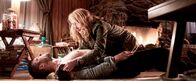 Herbststurm – Als William Grant (Scott Speedman, unten) schwer verletzt bei Helen Matthews (Patricia Clarkson, oben) auf der Insel angespült wird, pflegt sie ihn gesund, ohne zu ahnen, welches Geheimnis den jungen Mann umgibt ...