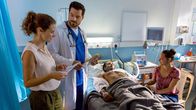Die Inselärztin – Filipa (Anja Knauer) und Dr. Daniel Bucher (Tobias Licht) am Krankenbett von Jimmy (Selam Tadese). Seine Frau Lina (Diane Nuteau) macht sich große Sorgen.