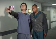 Scrubs - Die Anfänger – (v.li.) Zach Braff (John 'J.D.' Dorian), Donald Faison (Chris Turk).