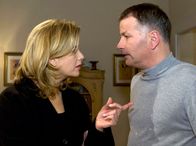 In aller Freundschaft – Sarah Marquardt (Alexa Maria Surholt) macht Roland (Thomas Rühmann) für das Verschwinden von Bastian und Jonas verantwortlich.