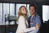 Scrubs - Die Anfänger – Carla macht Turk klar, dass sie gerade scharf auf ihn ist. Daraufhin stürzen sie in den Ruheraum, doch dort sind Elliot (Sarah Chalke, l.) und J.D. (Zach Braff, r.) schon beschäftigt ...