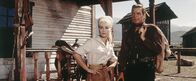 Unter Geiern – Die kesse Annie (Elke Sommer, l.) und der Farmer Martin Baumann (Götz George, r.) verstehen sich auf Anhieb sehr gut miteinander ...