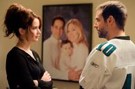 Silver Linings – rbb Fernsehen SILVER LININGS, Spielfilm USA 2012 Uhr. Pat (Bradley Cooper) merkt nicht, dass Tiffany (Jennifer Lawrence) in ihn verliebt ist. Lizenzzeit bis 30.11.2026