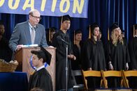 The Goldbergs – (v.l.n.r.) Principal Ball (Stephen Tobolowsky); Rubén Amaro jr. (Niko Guardado); Erica Goldberg (Hayley Orrantia); Lainey Lewis (AJ Michalka)