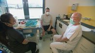 Lebensretter inside – Oberarzt & Stv. Leiter der Abteilung Neonatologie Prof. Dr. Matthias Knüpfer im Gespräch mit den Eltern Richard Waldmann & Phuong Anh Bui von Charly Huy Bui. Diagnose: Geburtskomplikationen nach Beckenendlage