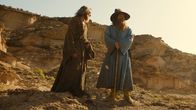 Der Herr der Ringe: Die Ringe der Macht – Der Fremde (Daniel Weyman, l.) hat den geheimnisvollen Tom Bombadil (Rory Kinnear, r.) kennengelernt.