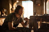 Der Herr der Ringe: Die Ringe der Macht – Halbrand (Charlie Vickers) ist mit Galadriels Vorgehen nicht einverstanden.