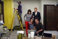 How I Met Your Mother – Während Kevin (Kal Penn, l.) sich um das Streichen des Kinderzimmers kümmert, haben Barney (Neil Patrick Harris, 2.v.r.), Robin (Cobie Smulders, 2.v.l.), Marshall (Jason Segel, r.) und Lily (Alyson Hannigan, M.) ganz andere Sachen zu recherchieren ...