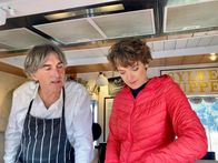 Terra Xpress – Meer macht hungrig! Lena hilft Maurice Morell beim Kochen.