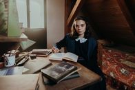 Triff... – Anne Frank (Katharina Kron) schreibt in ihr geliebtes Tagebuch.