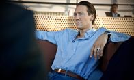 Exit – Adam Veile (Simon J. Berger) hat seine Frau schwer verletzt und ist nun im Fokus polizeilicher Ermittlungen. Hat der smarte, millionenschwere Investmentbanker, der sonst mit allem durchkommt, mit ernsthaften Konsequenzen zu rechnen?