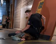 The Rookie – In der Notunterkunft kommt es zu Schüssen und einigen Verletzen. Officer Tim Bradford (Eric Winter, r.) schaut nach Connor (Levi Meaden, l.).