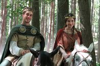 Der Kronprinz – Ritt durch den Zauberwald Kronprinz Jan (Patrik Děrgel) mit Prinzessin Viktoria (Eva Josefíková).