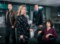Silent Witness – (v.l.n.r.) Jack Hodgson (David Caves); Dr. Nikki Alexander (Emilia Fox); Dr. Thomas Chamberlain (Richard Lintern); Clarissa Mullery (Liz Carr)
