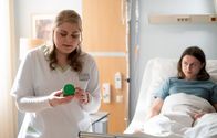 In aller Freundschaft – Schwester Miriam Schneider (Christina Petersen) soll von Felix Rückert (Tom Böttcher) eine Urinprobe holen. Doch diese sieht ganz und gar nicht gesund aus.