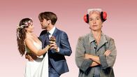 Mich hat keiner gefragt – Anna (Meike Droste, r.) hält nichts vom Heiraten. Sie kommt als selbständiger Single bestens zurecht. Doch als sich ihre Tochter Clara (Vita Tepel, l.) mit ihrem Freund Heiner (Manuel Feneberg, M.) verlobt, muss Anna für einen geeigneten Brautführer sorgen und begibt sich auf die unfreiwillige Suche nach dem "Richtigen".