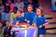 1, 2 oder 3 – Das blaue Rateteam aus Ravensburg/Deutschland wartet gespannt auf die nächste knifflige Frage von Elton.