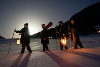 Hoagascht – D`Stommtischsänger sind als Anklöpfler bei Mondschein in verschneiter Winterlandschaft unterwegs.