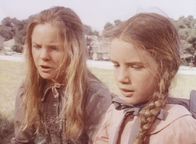 Unsere kleine Farm – Laura (Melissa Gilbert, r.) muss sich um die kranke Nellie kümmern und braucht deshalb die Hilfe ihrer Schwester Mary (Melissa Sue Anderson, l.) für ihre eigenen Hausaufgaben.