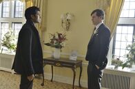 Beauty and the Beast – Als Sam (Tom Everett Scott, r.) bei einem Verhör Gabe (Sendhil Ramamurthy, l.) als einen regelmäßigen Besucher in seinem Gefängnis wiedererkennt, weiß Cat nicht, ob sie ihrem Freund noch trauen kann ...