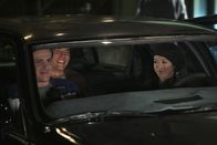 How I Met Your Mother – Sind der Meinung, Barney und Robin auseinanderbringen zu müssen, da sie sich von morgens bis abends streiten: Ted (Josh Radnor, M.), Marshall (Jason Segel, l.) und Lily (Alyson Hannigan, r.) ....