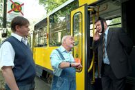 Löwenzahn Classics – Mit der Straßenbahn schafft's der Bürgermeister (Bruno Apitz, r.) schneller zu seinem Zahnarzt als mit dem Auto.