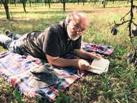 Der Geschmack Europas – Lojze Wieser unter einem Zwetschgenbaum.