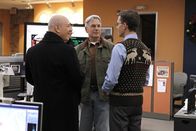 Navy CIS – Gibbs (Mark Harmon, M.) und sein Team scheinen einer Verschwörung auf die Spur gekommen zu sein, während Palmer (Brian Dietzen, r.) nähere Bekanntschaft mit seinem zukünftigen Schwiegervater (Larry Miller, l.) macht ...