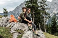 Watzmann ermittelt – Sina Kroh (Sandra Julia Reils, l.) gerät in den Fokus der Ermittlungen. Ihr Freund Tim Bruckner (Francois Goeske, r.) steht ihr bei.