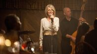 Das grenzt an Liebe – Die Witwe Leah (Diane Keaton) singt abends in einem Restaurant.