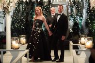 Suits – Wenn Träume wahr werden: nach so vielen Jahren finden Donna (Sarah Rafferty, l.) und Harvey (Gabriel Macht, r.) als Liebespaar zueinander. Spontan krönen sie ihre Liebe mit ihrer Vermählung.