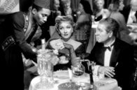 Martin Roumagnac - Verrückt vor Liebe – Anders als seiner Geliebten, Blanche Ferrand (Marlene Dietrich), bleibt Martin Roumagnac (Jean Gabin) das Stadtleben fremd und rätselhaft.