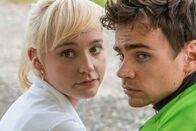 Inspector Barnaby – Teammasseurin Kim Fosse (Olivia Vinall) ist die neue Freundin des Radrennsportlers Mitch McCordell (Tom York).